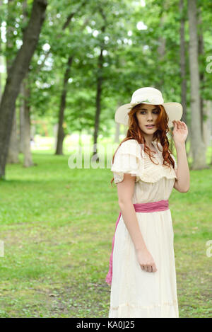 Vintage femme portant un chapeau dans le parc cadre Banque D'Images