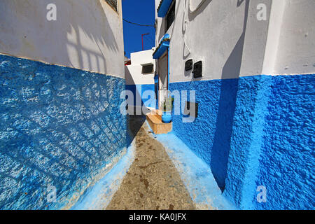 Les murs bleu et blanc des rues de bâtiments dans la kasbah de l'udayas à Rabat, Maroc Banque D'Images