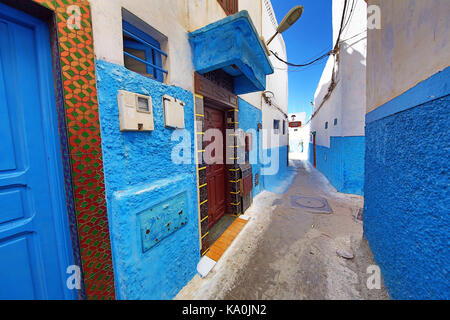 Les murs bleu et blanc des rues de bâtiments dans la kasbah de l'udayas à Rabat, Maroc Banque D'Images