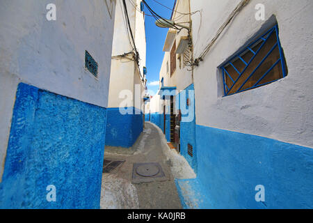 Les murs bleu et blanc des rues de bâtiments dans la kasbah de l'udayas à Rabat, Maroc Banque D'Images