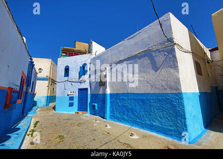 Les murs bleu et blanc des rues de bâtiments dans la kasbah de l'udayas à Rabat, Maroc Banque D'Images