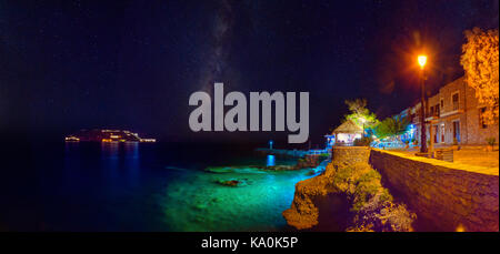 Vue de nuit sur une rue avec la vie nocturne, les cafés et restaurants dans le village de Plaka, dans le golfe d'elounda, près de la célèbre île de Spinalonga, la crète, gr Banque D'Images