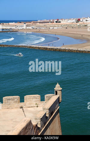 Vue de la rivière Bou Regreg de l'enceinte de la kasbah des udayas à Rabat, Maroc Banque D'Images