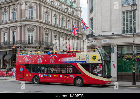 Londres, Angleterre - 09 juin 2017 : Street view avec des touristes en bus de tourisme près de Trafalgar Square à Londres, Royaume-Uni Banque D'Images