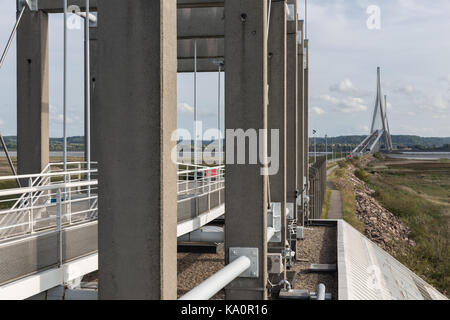 Sentier sur la route à péage au pont de Normandie en France Banque D'Images