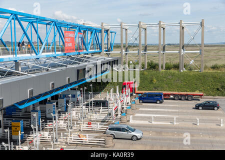 Le Havre, France - 24 août 2017 la station de péage : avec des voitures qui passent pour bridge pont de Normandie sur seine Banque D'Images