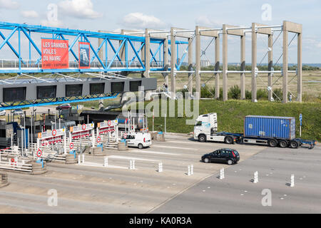 Le Havre, France - 24 août 2017 la station de péage : avec des voitures qui passent pour bridge pont de Normandie sur seine Banque D'Images