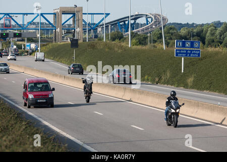 Le Havre, France - 24 août 2017 : sans station Pont de Normandie sur seine avec passage des voitures et un motocycliste faire un wheelie Banque D'Images