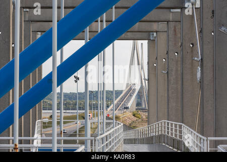 Sentier sur la route à péage au pont de Normandie en France Banque D'Images