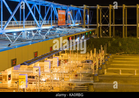 Le Havre, France - 25 août 2017 : Photo de nuit de la station sans frais avec des voitures qui passent pour bridge pont de Normandie sur seine Banque D'Images