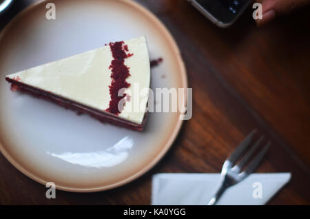 Red Velvet Cake est traditionnellement un rouge, rouge-brun, ou 'acajou' gâteau de couche de couleur blanche, posée avec le fromage à la crème glaçage glaçage ou hermine Banque D'Images