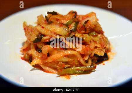 Le kimchi est un plat traditionnel à base de légumes fermentés et salé, le plus souvent le chou napa et radis coréen Banque D'Images