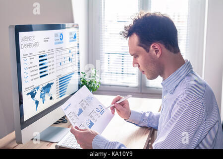 Businessman working avec planche de bord et les indicateurs de rendement clés (IRC), business intelligence (BI) graphique et des graphiques et des données de rapport financier Banque D'Images