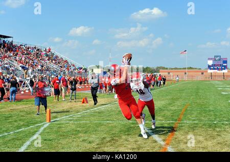 Rassemblement dans un récepteur à partir de la passe de touché de son quarterback après avoir battu un arrière défensif adverse lors d'un match de football de l'école secondaire. USA. Banque D'Images