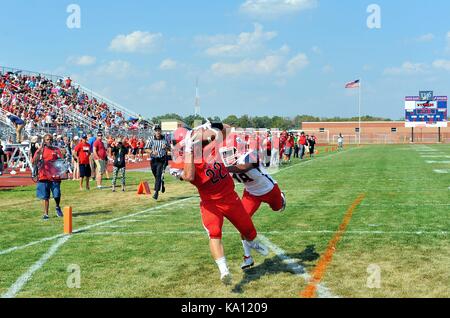 Rassemblement dans un récepteur à partir de la passe de touché de son quarterback après avoir battu un arrière défensif adverse lors d'un match de football de l'école secondaire. USA. Banque D'Images