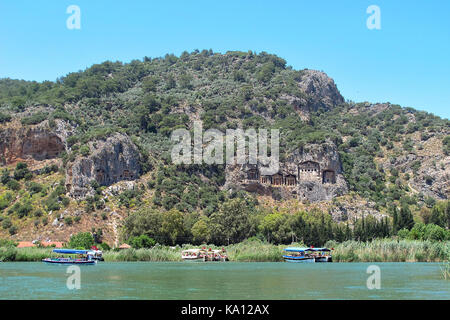 Des tombes lyciennes et les touristes des bateaux d'excursion. Banque D'Images