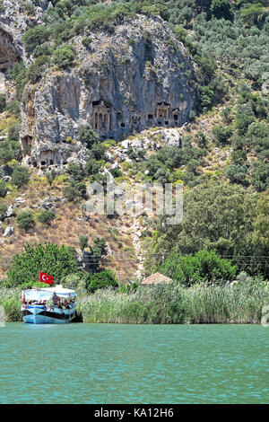 Des tombes lyciennes et bateau d'excursion Banque D'Images