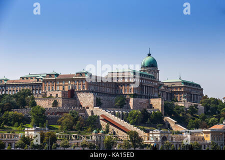 Budapest, Hongrie - le magnifique palais royal du château de Buda et le bazar de Varkert lors d'une journée d'été lumineuse avec un ciel bleu clair Banque D'Images