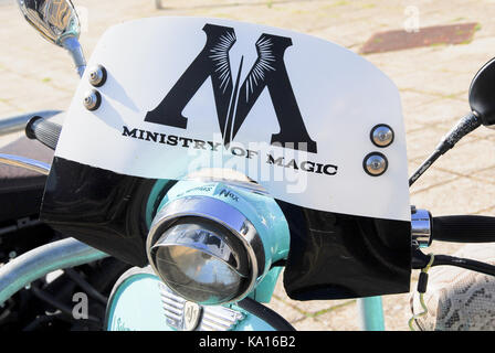 Weymouth, Royaume-Uni. 22 septembre 2017 - un style 'Mod' scooter a.j.s. obtient un 'harry potter' fantastique traitement de l'autocollant à Weymouth Banque D'Images