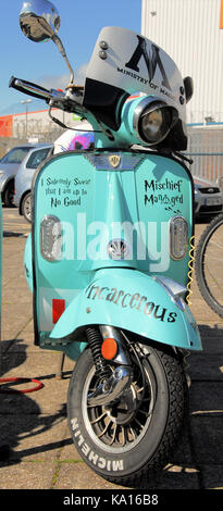 Weymouth, Royaume-Uni. 22 septembre 2017 - un style 'Mod' scooter a.j.s. obtient un 'harry potter' fantastique traitement de l'autocollant à Weymouth Banque D'Images