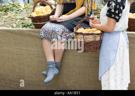 Asti, ITALIE - 10 septembre 2017 : les femmes vêtus de vêtements antiques porte pêche jaune baskets Banque D'Images