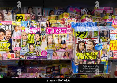 Magazines sur l'affichage dans un marchand de magasin. Banque D'Images