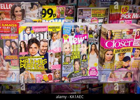 Magazines sur l'affichage dans un marchand de magasin. Banque D'Images