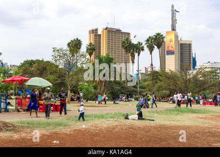 Uhuru Park des personnes qui se promènent, un petit food vend des marchandises. Nairobi, Kenya, Afrique de l'Est Banque D'Images