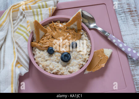 Petit-déjeuner enfants avec bouillie de fruits et noix ressemble à un renard Banque D'Images