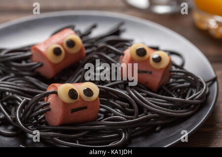 Spaghettis à la saucisse et aux araignées drôle Halloween kids pour le déjeuner Banque D'Images