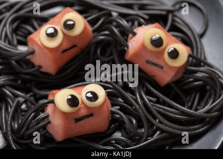 Spaghettis à la saucisse et aux araignées drôle Halloween kids pour le déjeuner Banque D'Images