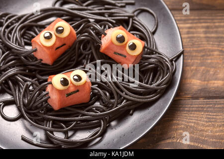 Spaghettis à la saucisse et aux araignées drôle Halloween kids pour le déjeuner Banque D'Images