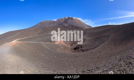 Vue panoramique sur l'etna cratère créé par éruption en 2002 avec les principaux cratères dans l'arrière-plan, Sicile, Italie Banque D'Images