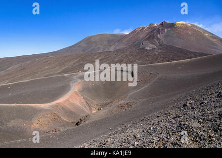 Vue de l'etna cratère créé par éruption en 2002 avec les principaux cratères dans l'arrière-plan, Sicile, Italie Banque D'Images