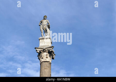 Colonne d'Hercules sur Alameda à Séville, Espagne. Colonne romaine originale dans l'ordre de corinthien avec statue du héros avec ciel bleu Banque D'Images