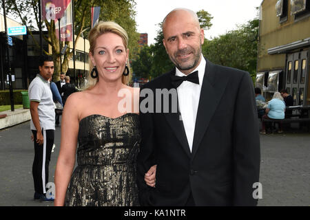 Peter Bosz et partenaire jolyn bosz pendant le gala de football 2017 au studio 21 à Hilversum, aux Pays-Bas. (Pour un usage éditorial uniquement) avec : Peter Bosz et partenaire jolyn bosz où : Hilversum, Pays-Bas Quand : 21 août 2017 : crédit photo presse néerlandaise/wenn.com Banque D'Images