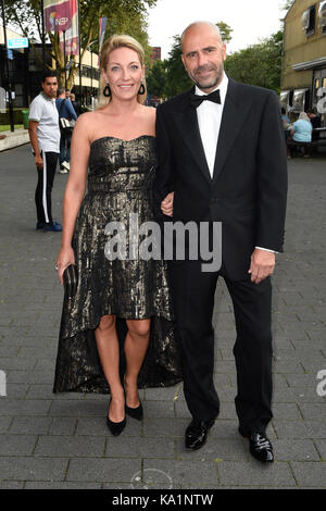 Peter Bosz et partenaire jolyn bosz pendant le gala de football 2017 au studio 21 à Hilversum, aux Pays-Bas. (Pour un usage éditorial uniquement) avec : Peter Bosz et partenaire jolyn bosz où : Hilversum, Pays-Bas Quand : 21 août 2017 : crédit photo presse néerlandaise/wenn.com Banque D'Images