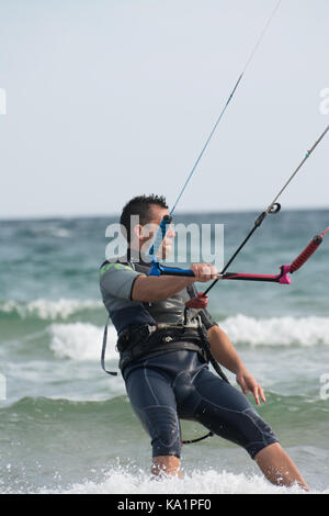 Le surf au kitesurfeur seawaves Banque D'Images