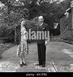 Années 1950, historique, le vicomte Brookebborough avec sa femme Cynthia sur la terrasse dans ce portrait de J Allan Cash. Banque D'Images