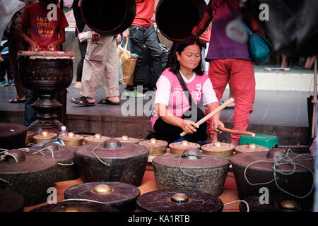 Gong vendeur à gaya street market, Kota Kinabalu Banque D'Images