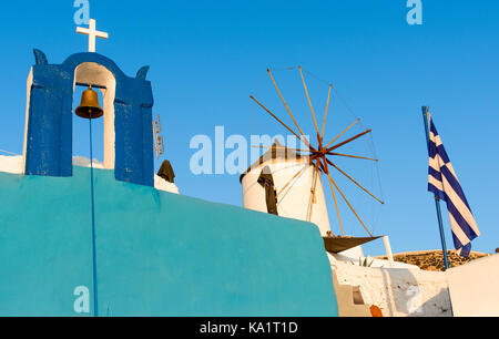 Moulin à vent dans les rues d'Oia, Santorin, Grèce, caldera,aegea Banque D'Images