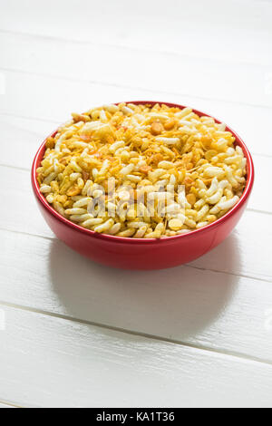 Snack populaire et traditionnelle indienne à chivda chivada poha ou fabriqués à partir de la cuisson des produits comme le riz, aplaties minces red chili, des feuilles de cari, de l'arachide, la trésorerie Banque D'Images