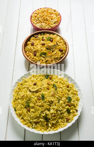 Snack populaire et traditionnelle indienne à chivda chivada poha ou fabriqués à partir de la cuisson des produits comme le riz, aplaties minces red chili, des feuilles de cari, de l'arachide, la trésorerie Banque D'Images