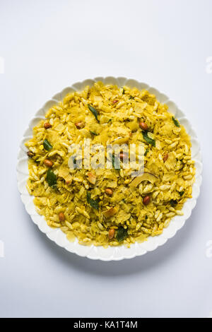 Snack populaire et traditionnelle indienne à chivda chivada poha ou fabriqués à partir de la cuisson des produits comme le riz, aplaties minces red chili, des feuilles de cari, de l'arachide, la trésorerie Banque D'Images