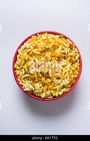 Snack populaire et traditionnelle indienne à chivda chivada poha ou fabriqués à partir de la cuisson des produits comme le riz, aplaties minces red chili, des feuilles de cari, de l'arachide, la trésorerie Banque D'Images