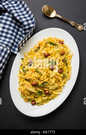 Snack populaire et traditionnelle indienne à chivda chivada poha ou fabriqués à partir de la cuisson des produits comme le riz, aplaties minces red chili, des feuilles de cari, de l'arachide, la trésorerie Banque D'Images