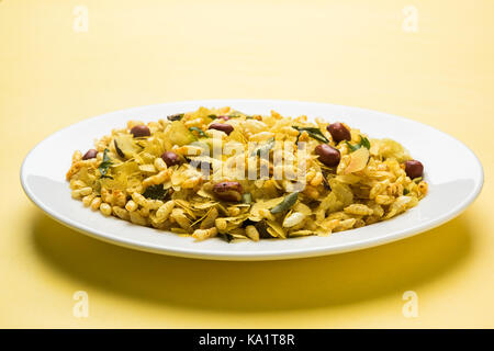 Snack populaire et traditionnelle indienne à chivda chivada poha ou fabriqués à partir de la cuisson des produits comme le riz, aplaties minces red chili, des feuilles de cari, de l'arachide, la trésorerie Banque D'Images