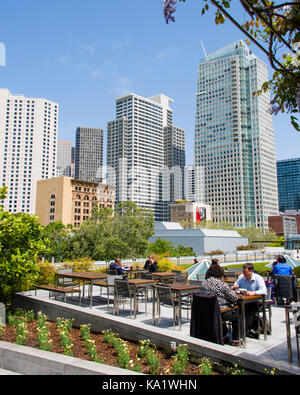 Les gens d'affaires de manger au Yerba Buena Gardens, San Francisco, Californie Banque D'Images