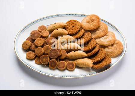 Stock photo de festival indien Diwali ou bakarvad karanji alimentaire appelé , ou, gujiya murukku ou chakli et anarsa, selective focus Banque D'Images