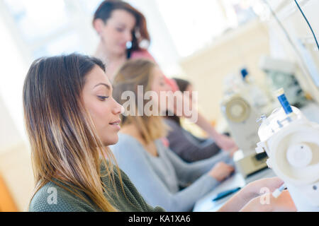 Groupe de femmes dans un atelier de couture Banque D'Images